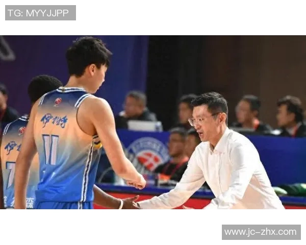 北控男篮与新疆队激战正酣比分悬念引人关注 北控男篮与新疆队激战正酣比分悬念引人关注